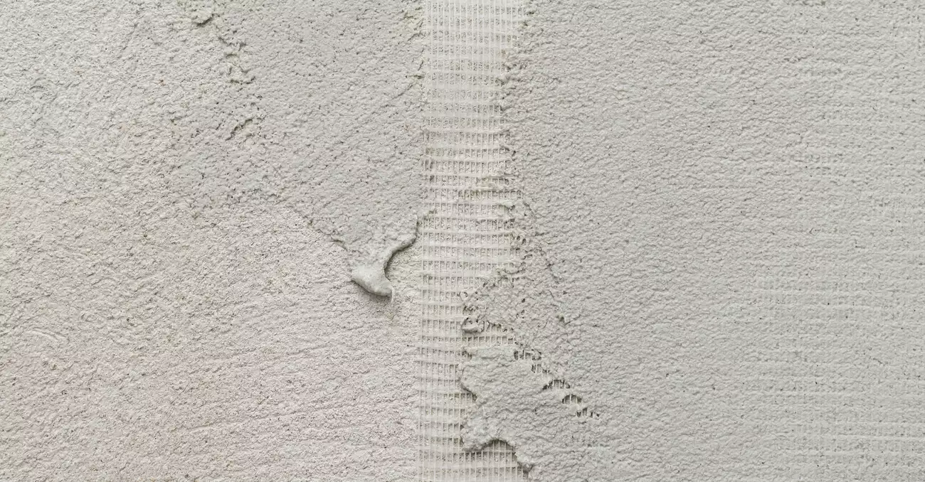 Mikrocement we wnętrzach — gdzie się sprawdza, jak go zastosować i jakie ma ograniczenia